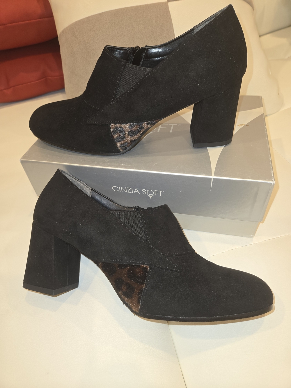 CYNZIA SOFT BLACK SUEDE PUMPS WITH LEOPARD CUTOUT SIZE 40 NWB Made In Italy